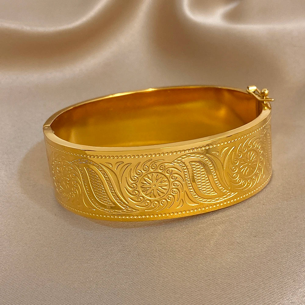 Brazalete Dorado de Acero con Hojas de Sol