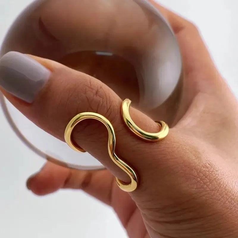 Anillo Dorado de Acero con Dijes