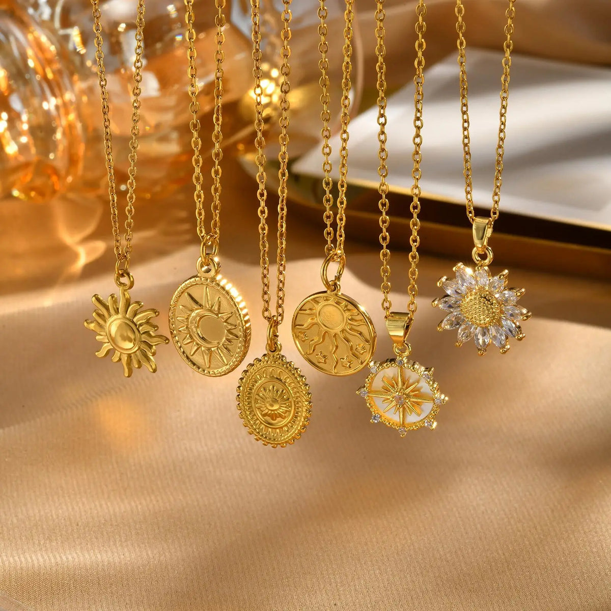 Collar Dorado de Acero con Girasol