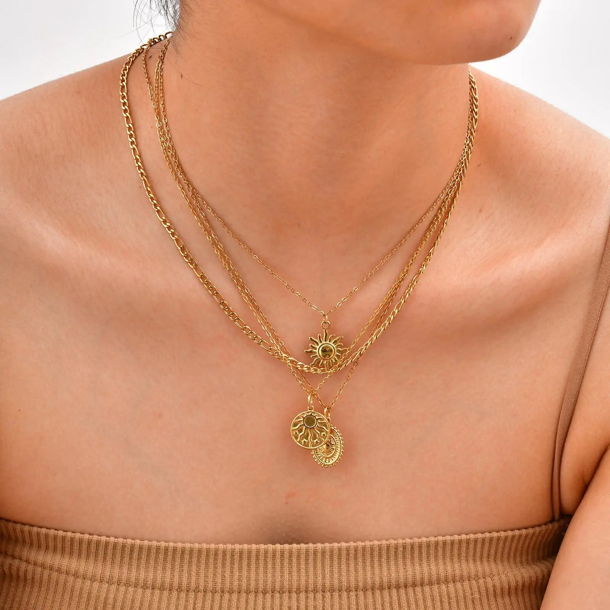 Collar Dorado de Acero con Girasol