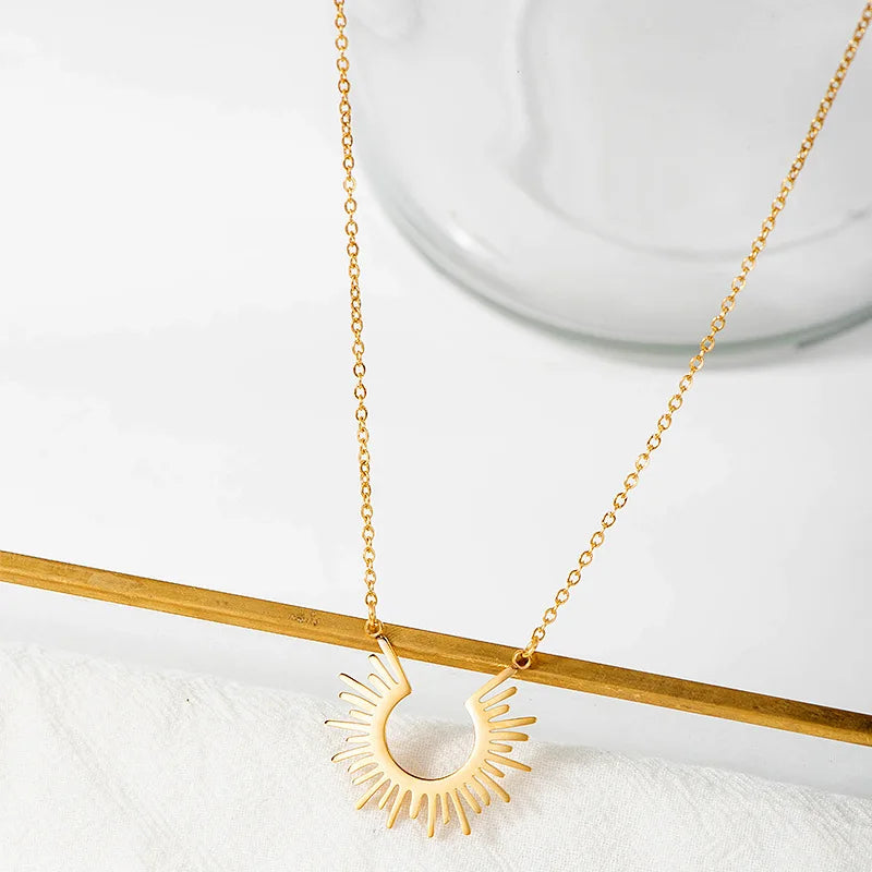 Collar Geométrico Dorado con Semicírculo