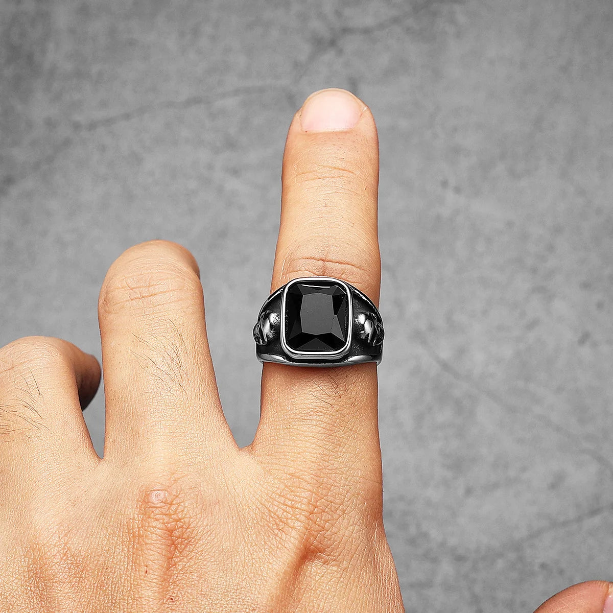 Anillo Gótico de Acero con Calavera y Gema