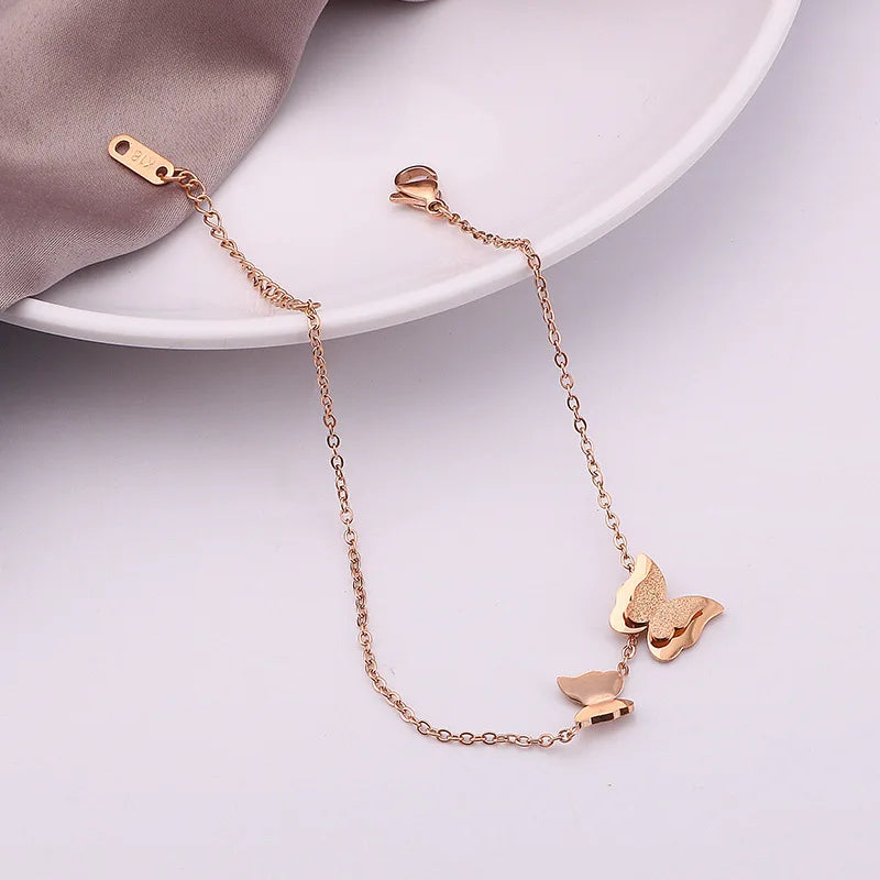 Collar Rosa Dorado con Doble Mariposa