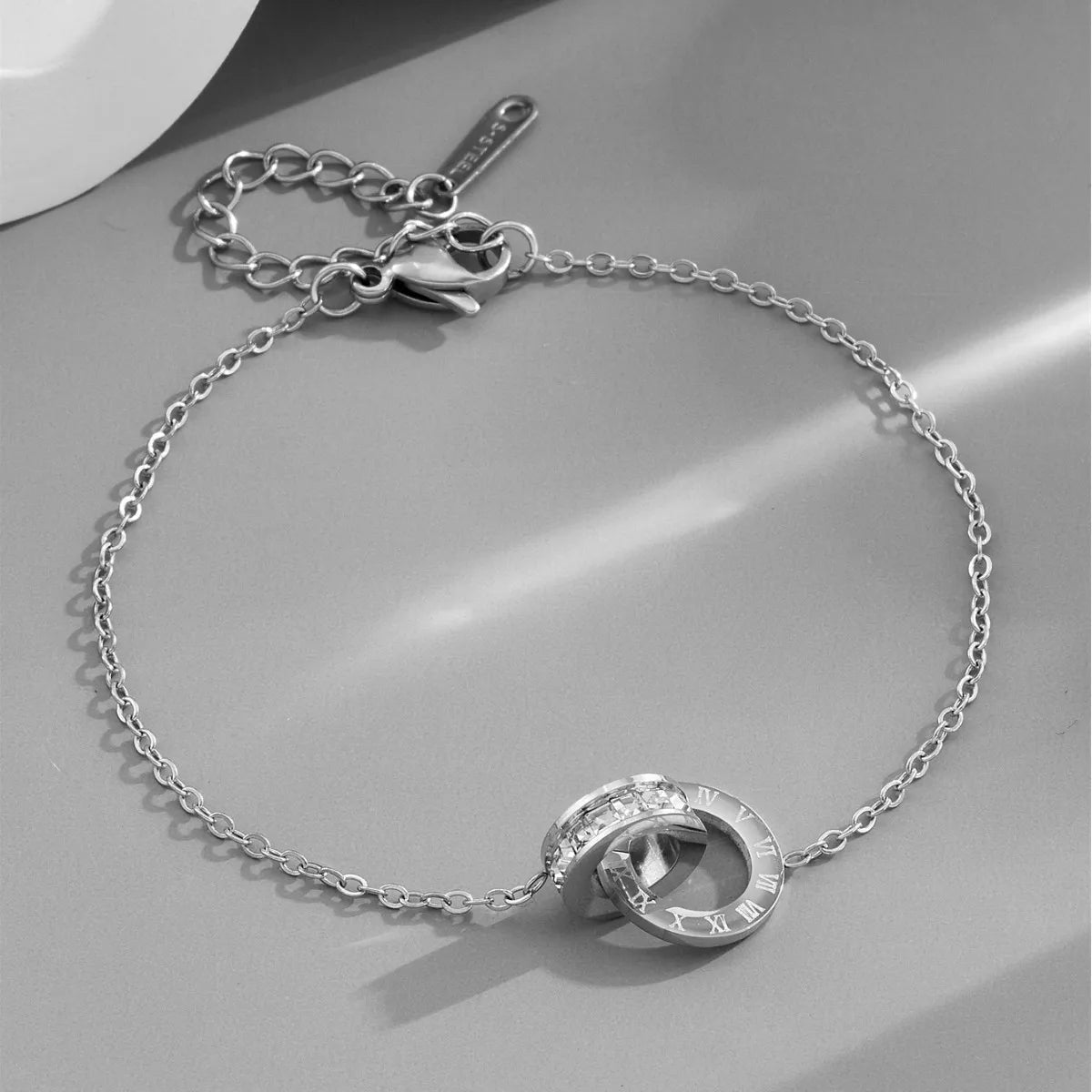 Pulsera Dorada de Acero con Números Romanos