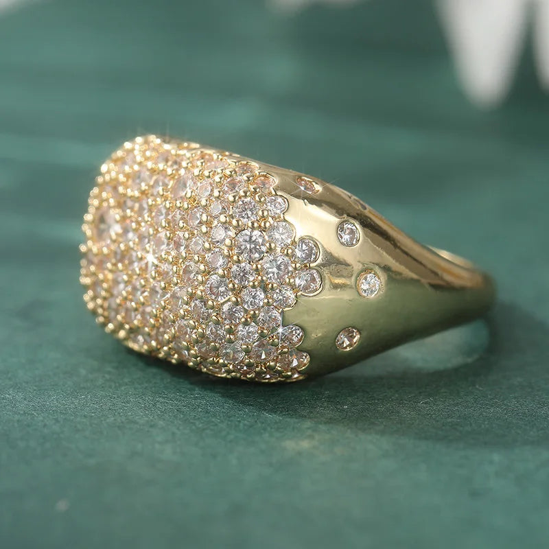 Anillo Minimalista para Mujer con Circonita Blanca y Acabado Dorado