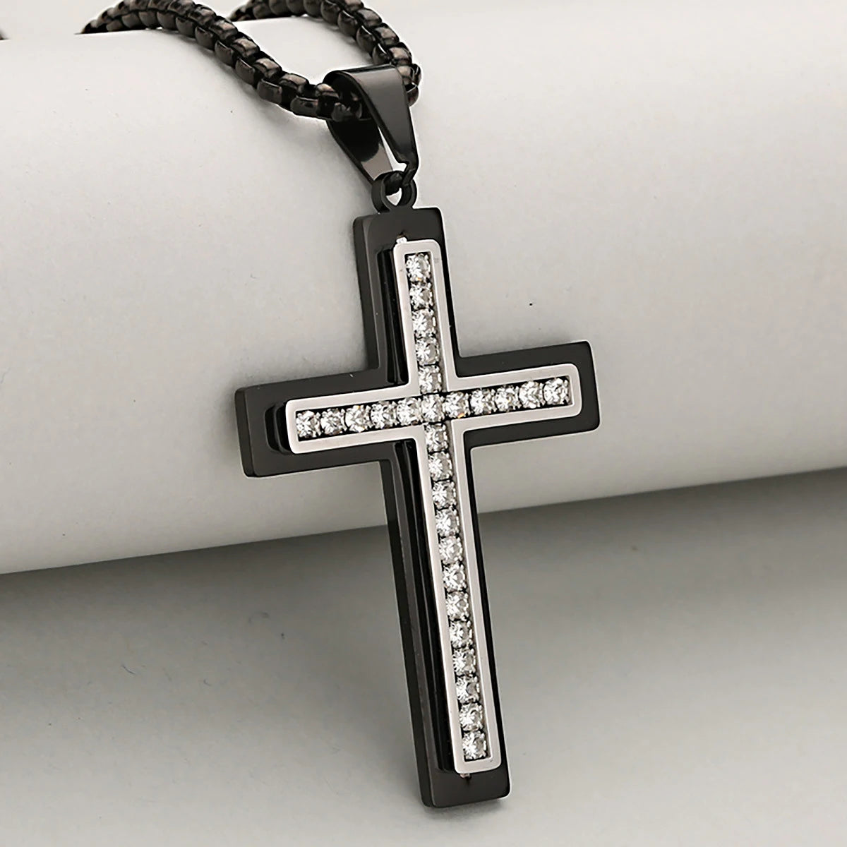 Collar de Acero con Cruz y Cristales