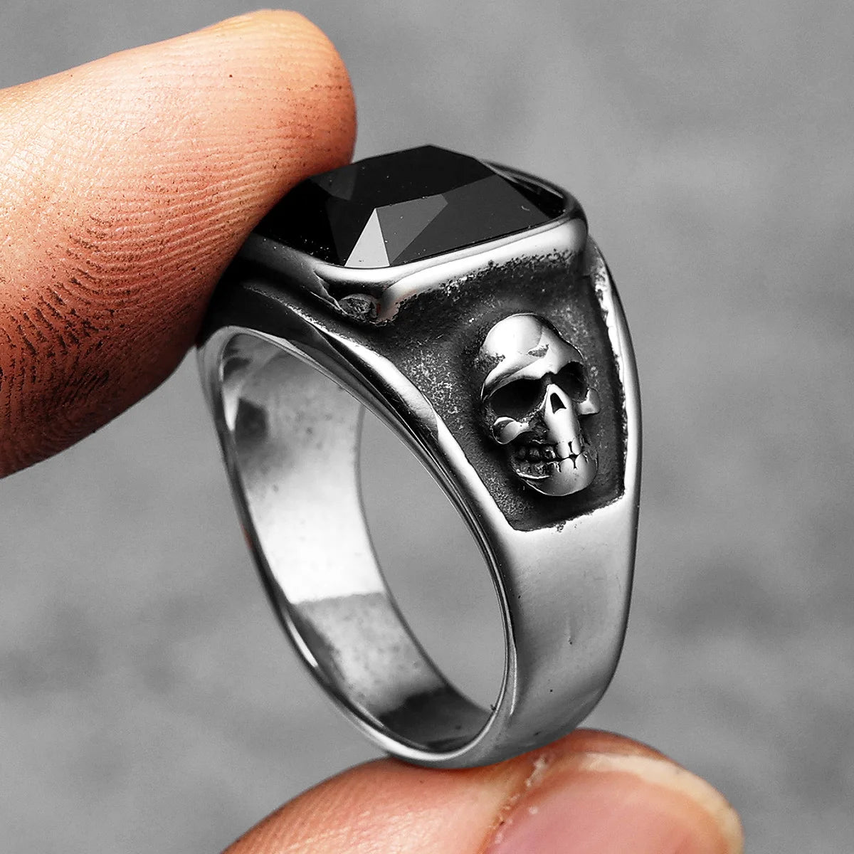 Anillo Gótico de Acero con Calavera y Gema