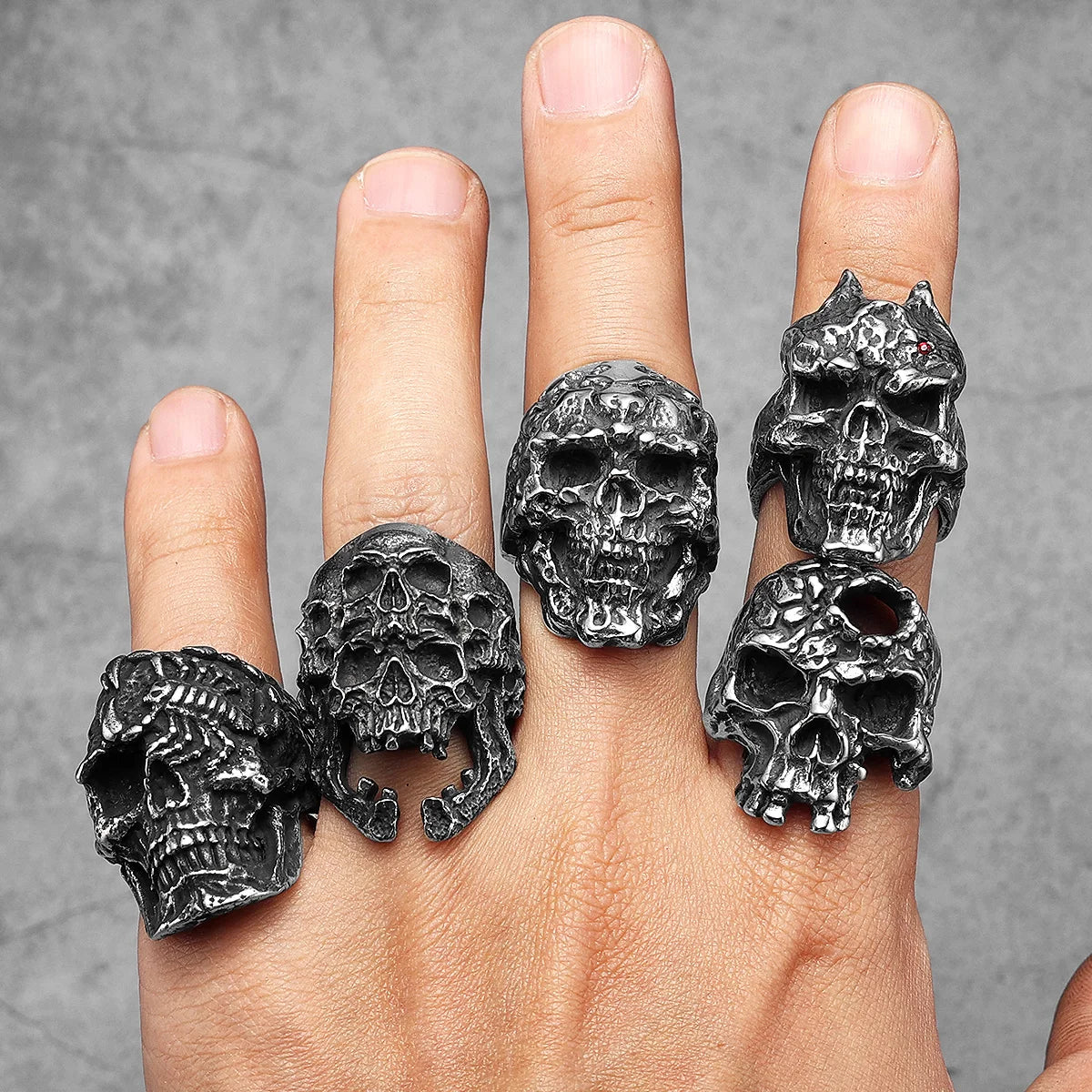 Anillo Punk Negro de Acero con Calavera