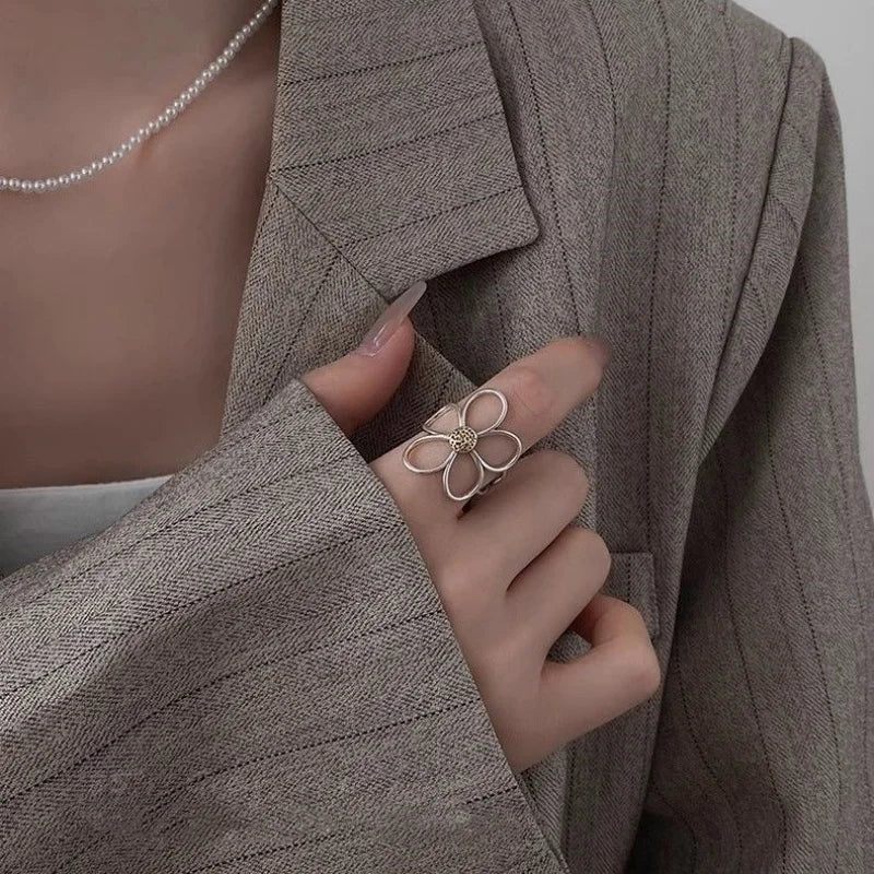 Anillo Artesanal con Gran Flor para Mujer — Estilo Y2K en Color Plata