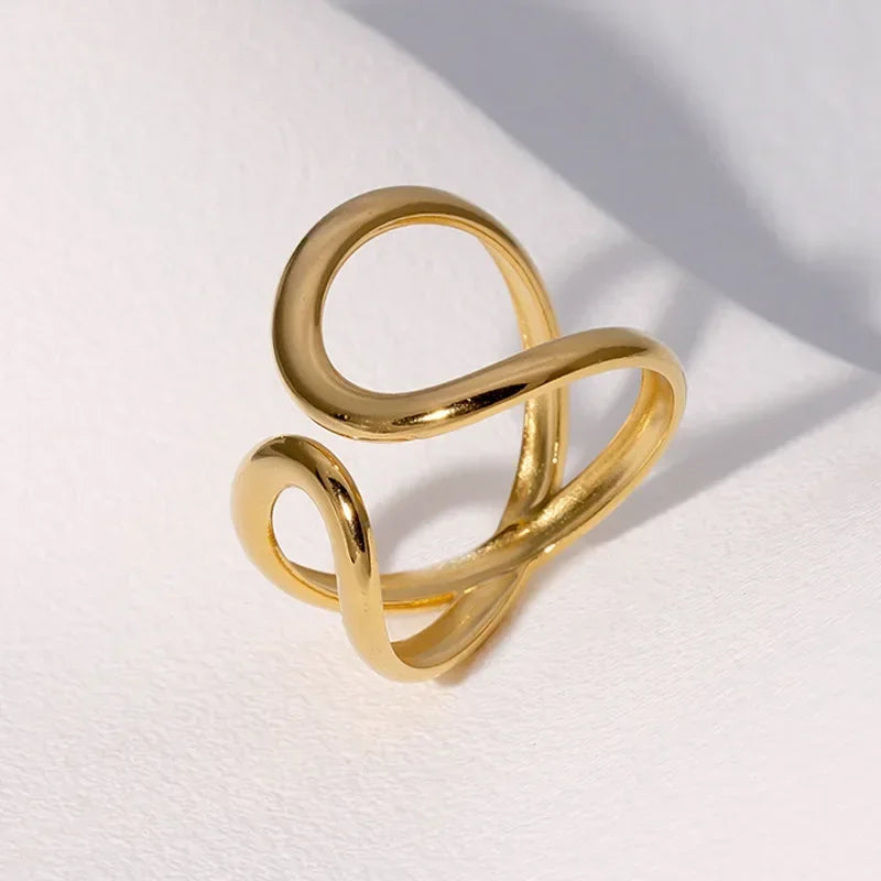 Anillo Dorado de Acero con Dijes