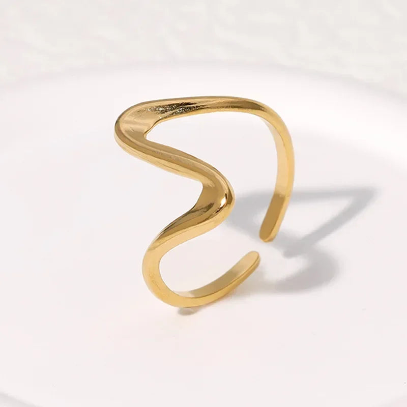 Anillo Dorado de Acero con Dijes