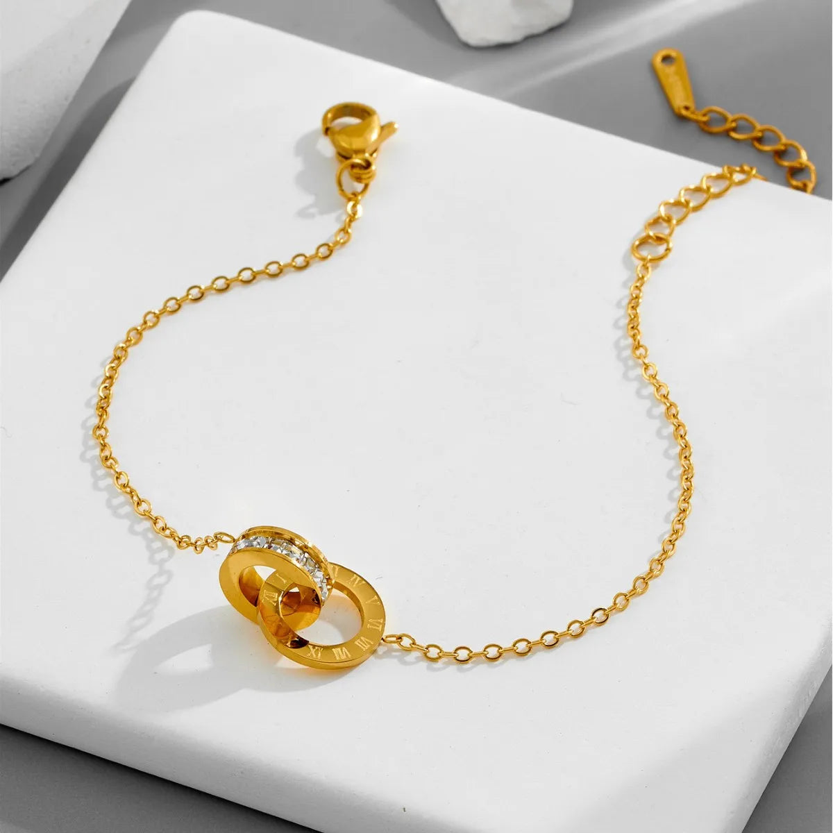 Pulsera Dorada de Acero con Números Romanos