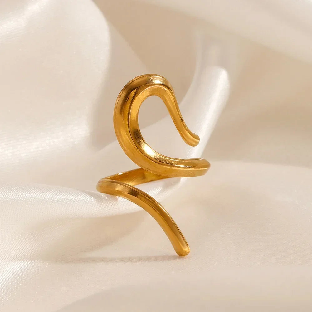 Anillo Dorado de Acero con Dijes