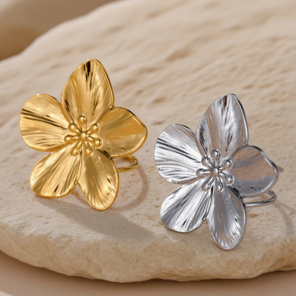 Anillo Abierto de Acero con Flor Grande