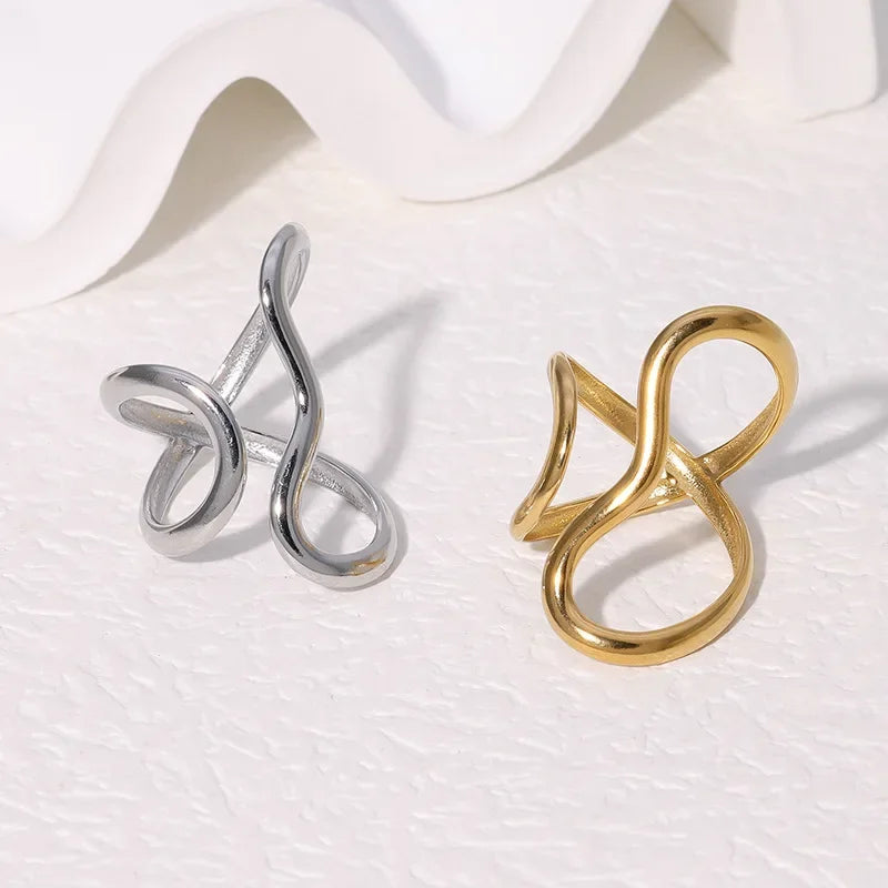 Anillo Dorado de Acero con Dijes
