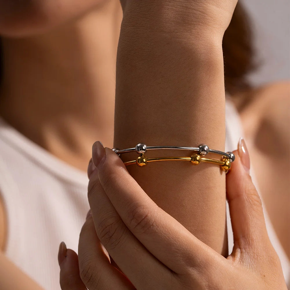 Brazalete Fino Dorado con Cuenta de Acero