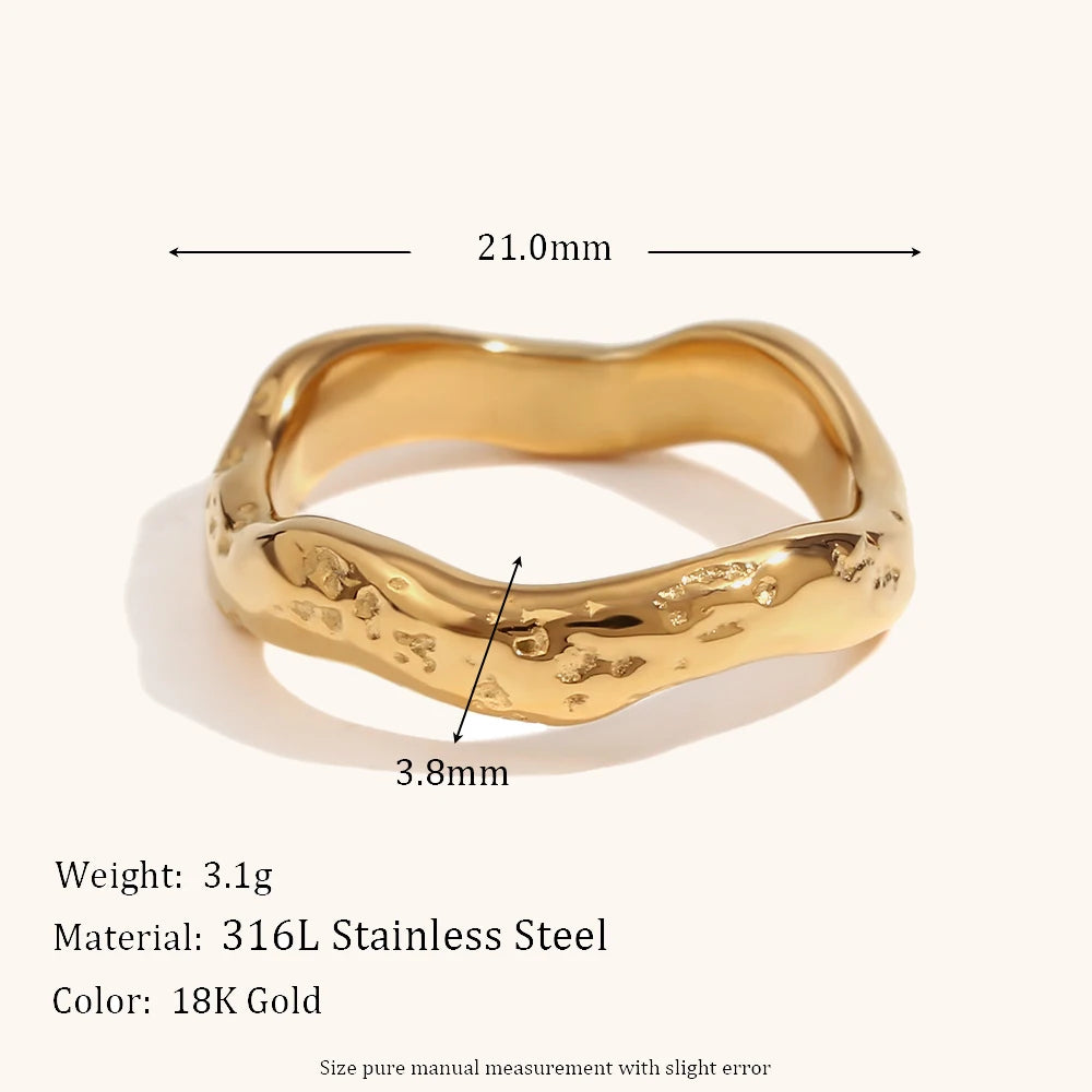 Anillo Ondulado Dorado de Acero