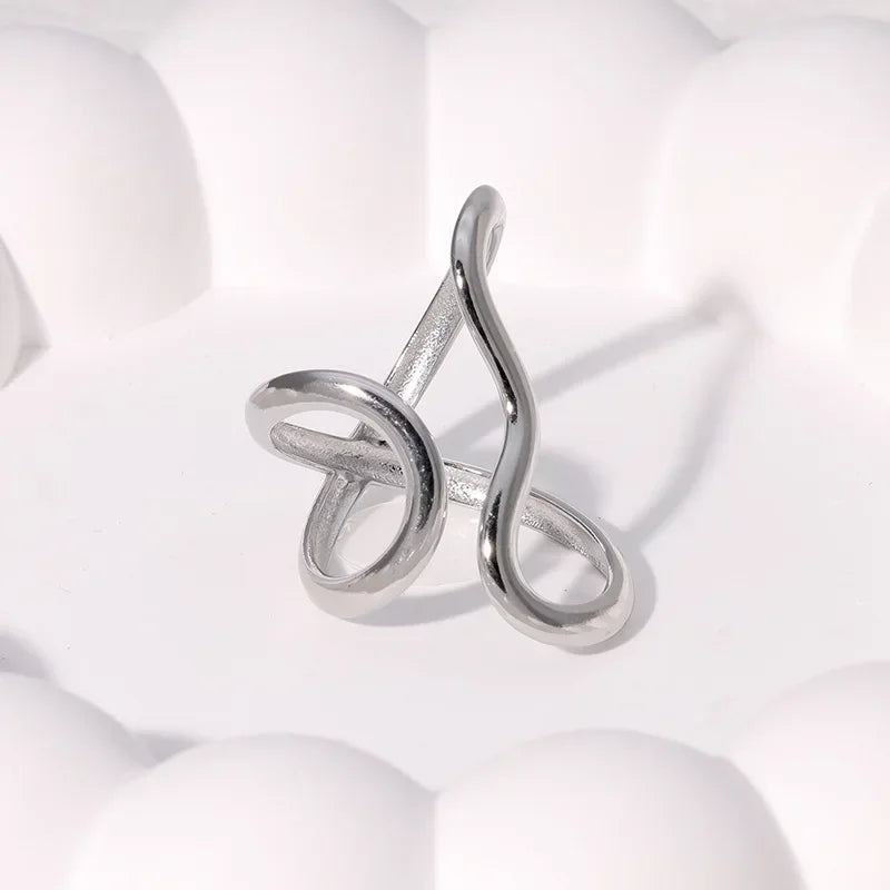 Anillo Dorado de Acero con Dijes