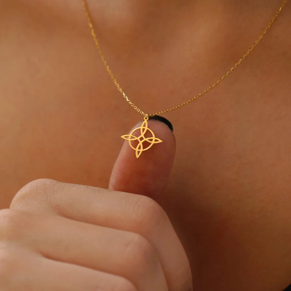 Collar de Acero con Nudo de Bruja