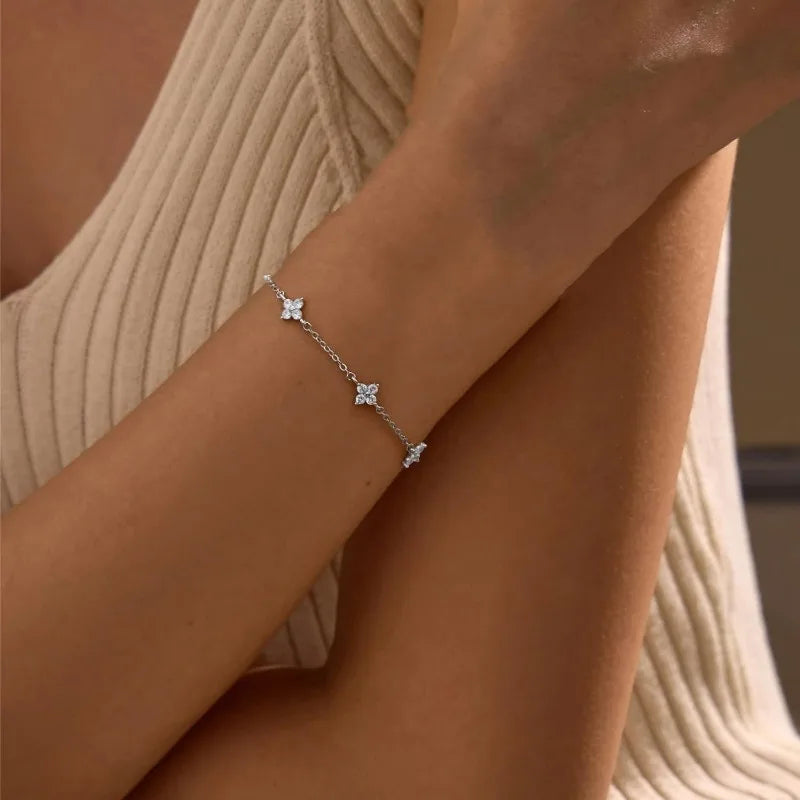 Pulsera Dorada con Flor de Cuatro Hojas