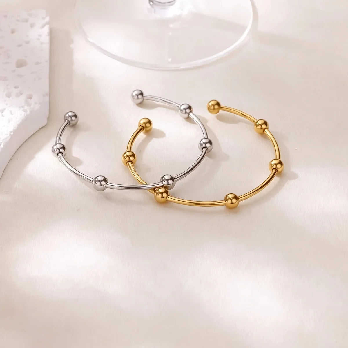 Brazalete Fino Dorado con Cuenta de Acero