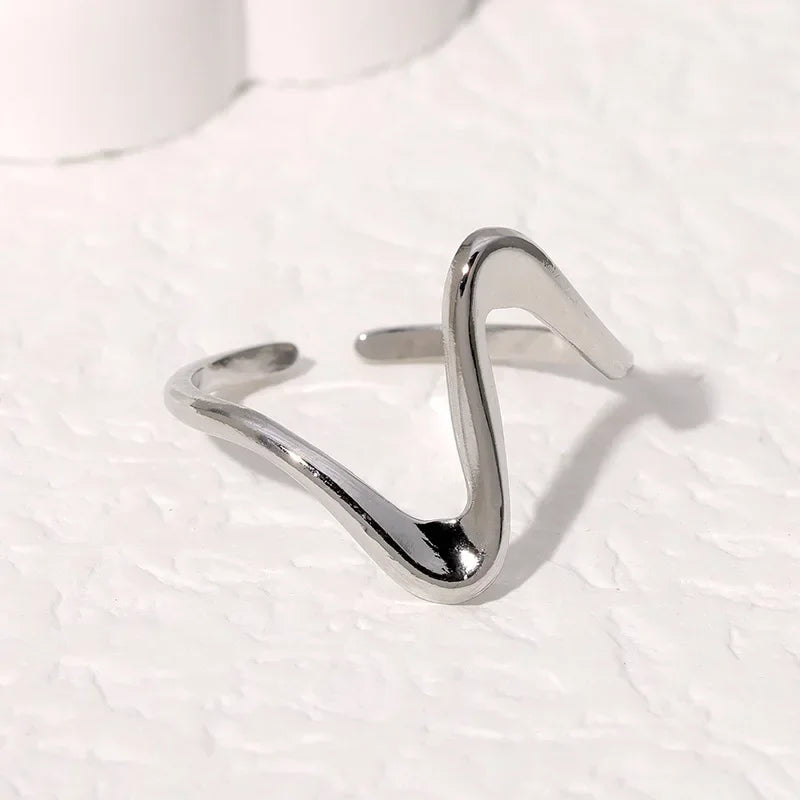 Anillo Dorado de Acero con Dijes