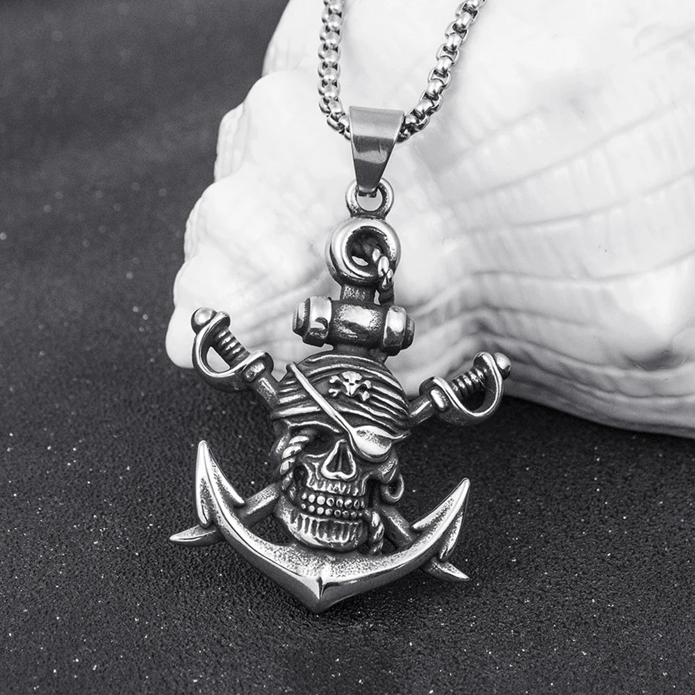 Collar de Acero con Calavera y Espadas