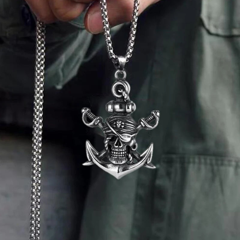 Collar de Acero con Calavera y Espadas
