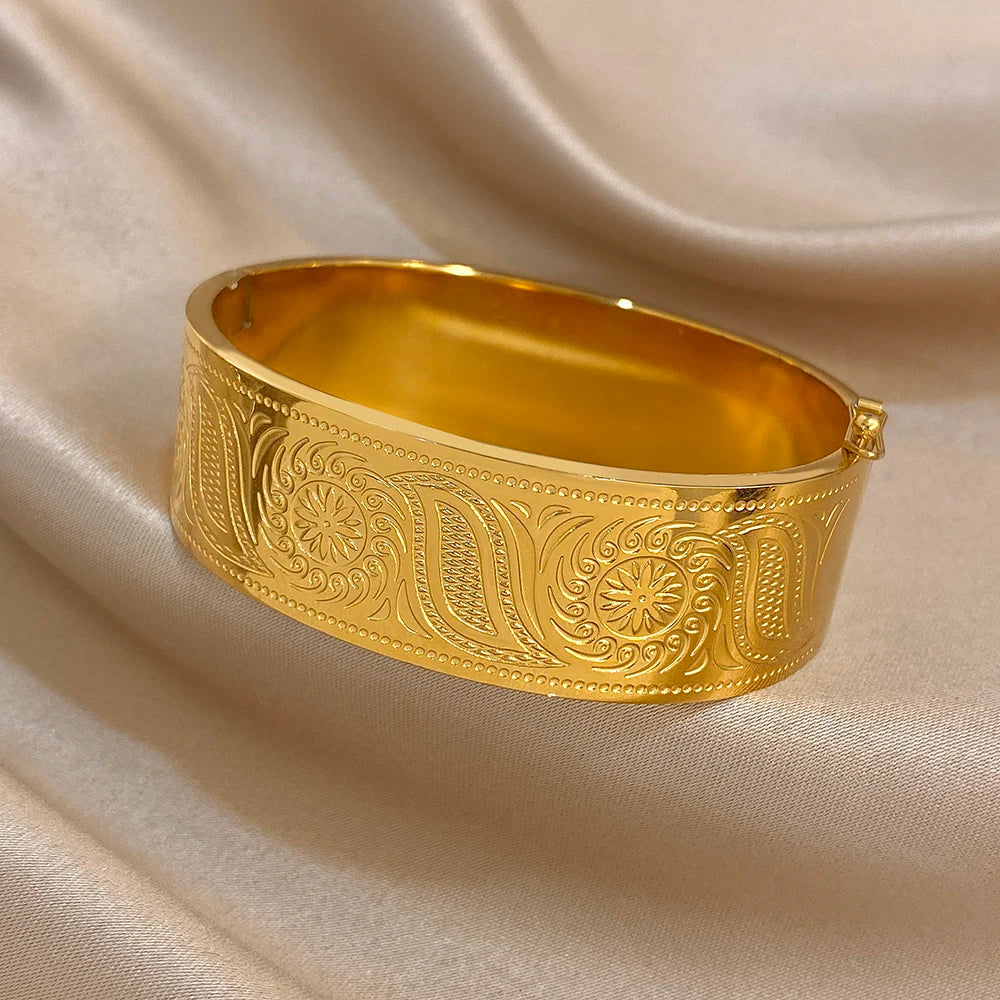 Brazalete Dorado de Acero con Hojas de Sol