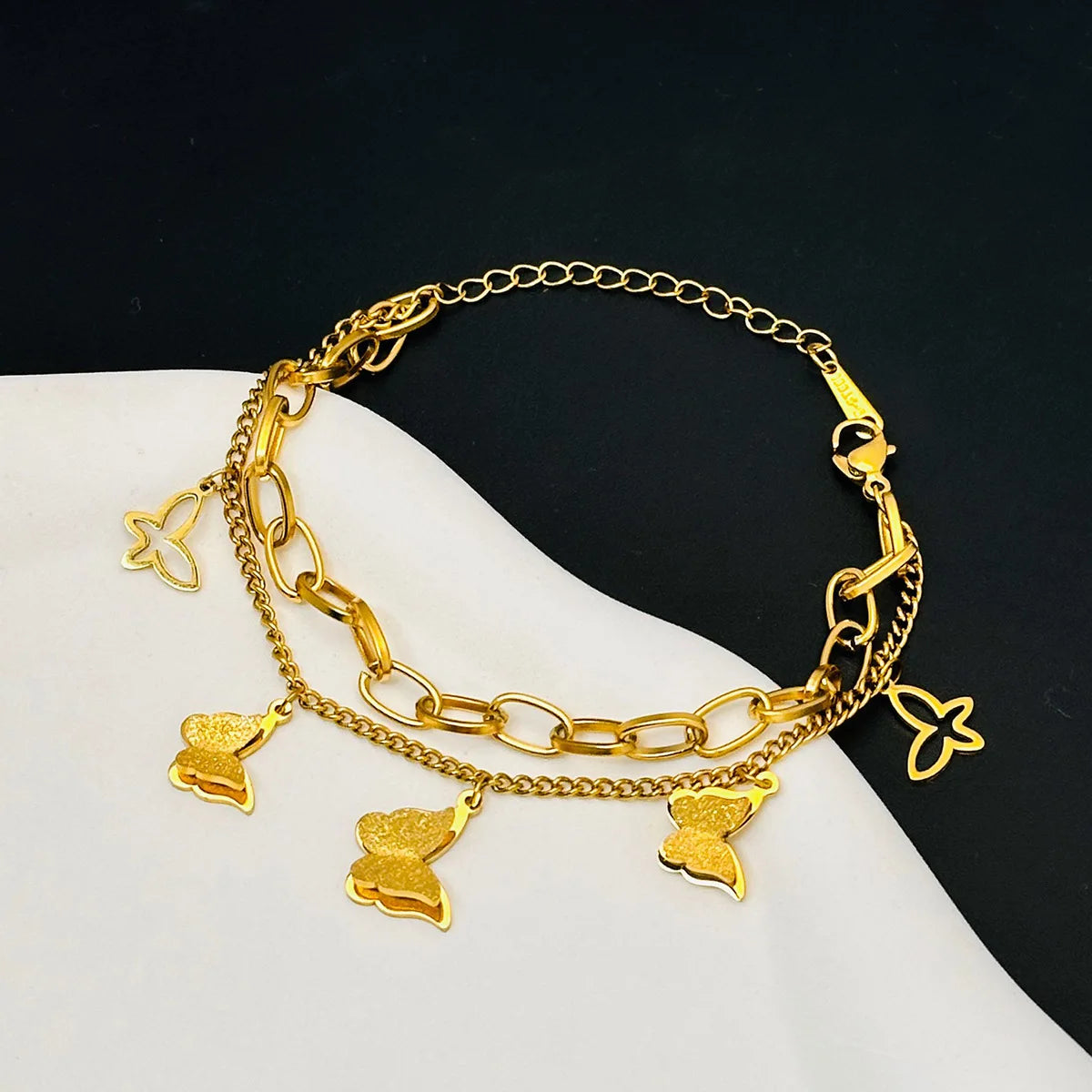 Collar Rosa Dorado con Doble Mariposa
