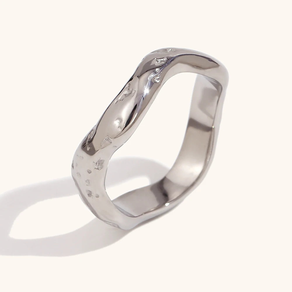 Anillo Ondulado Dorado de Acero