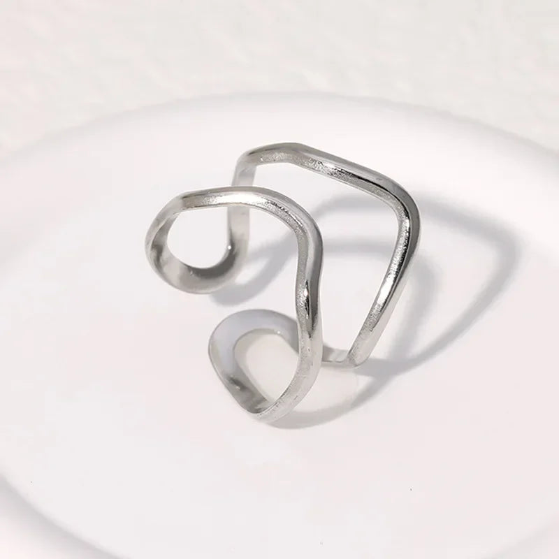 Anillo Dorado de Acero con Dijes