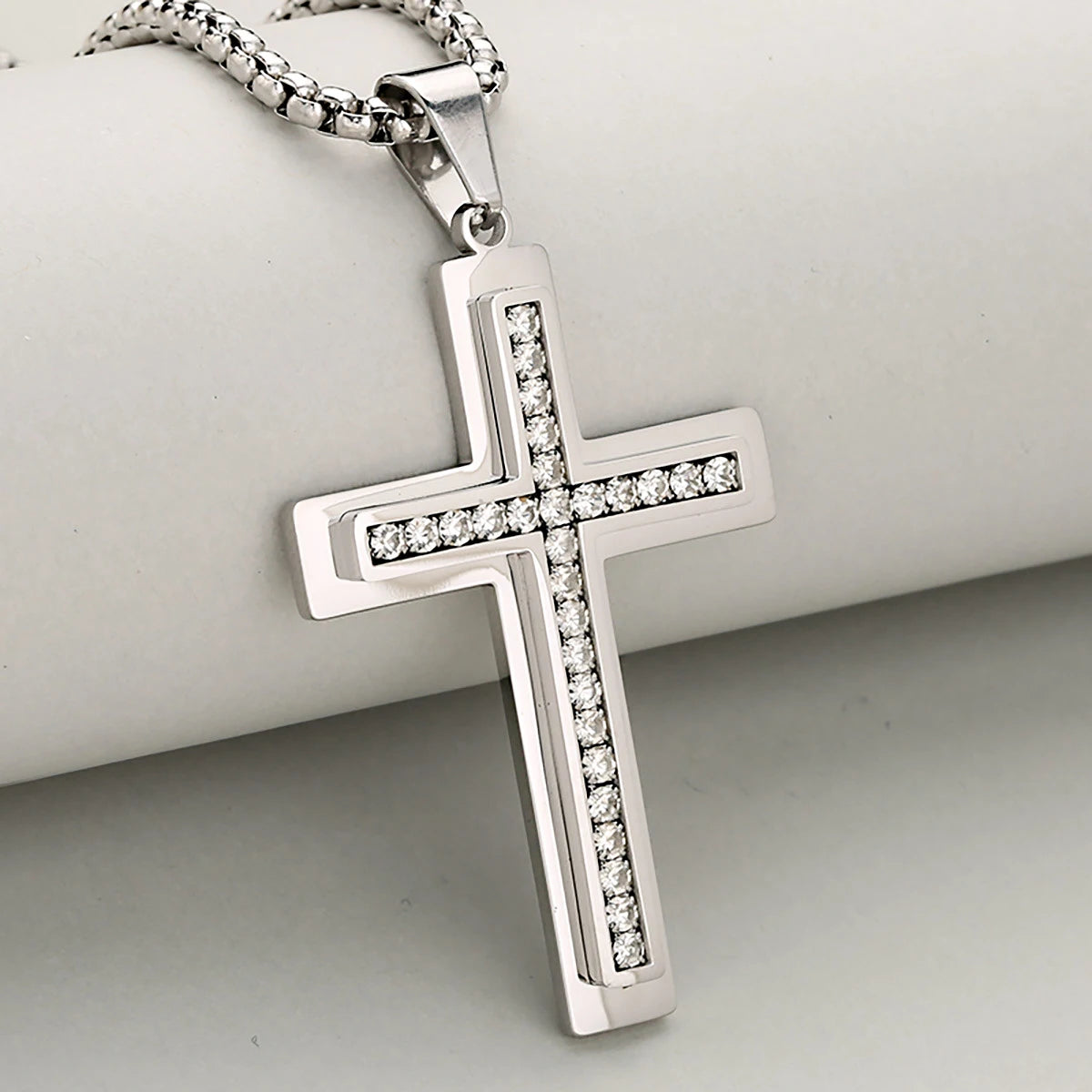 Collar de Acero con Cruz y Cristales