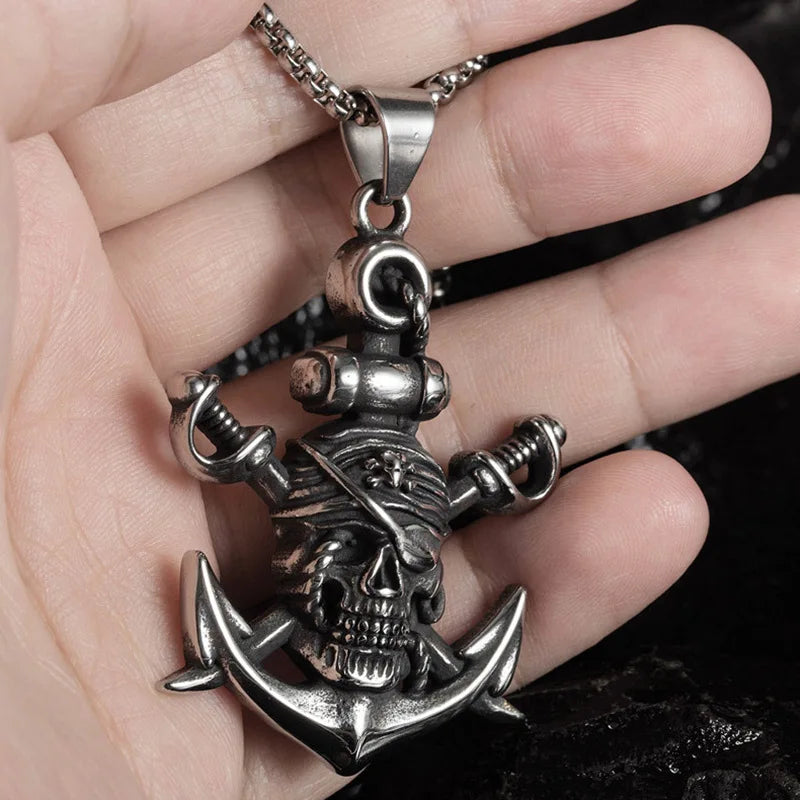 Collar de Acero con Calavera y Espadas