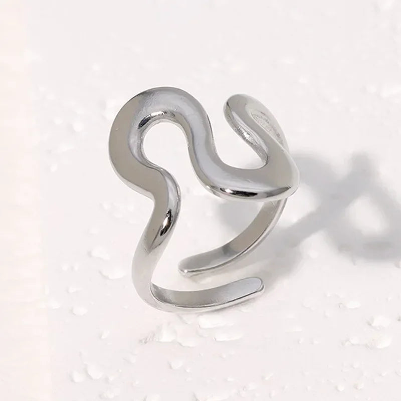 Anillo Dorado de Acero con Dijes