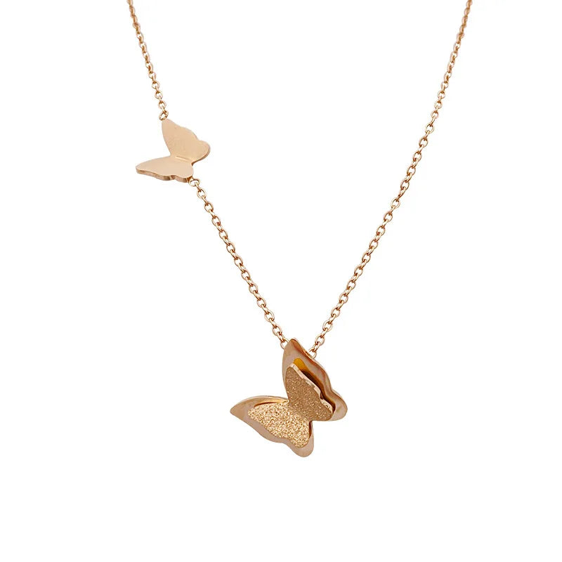 Collar Rosa Dorado con Doble Mariposa