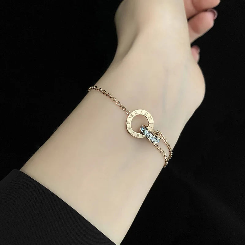 Pulsera Dorada de Acero con Números Romanos