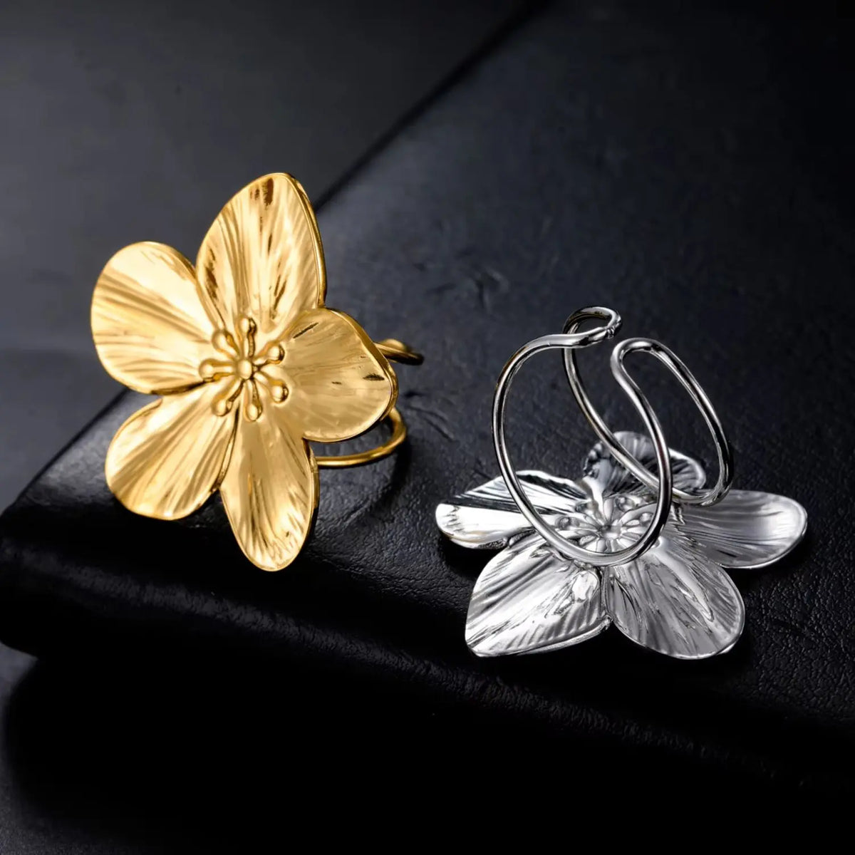 Anillo Abierto de Acero con Flor Grande