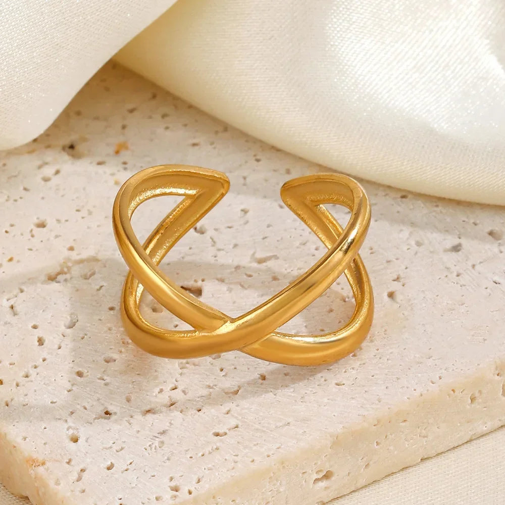 Anillo Dorado de Acero con Dijes