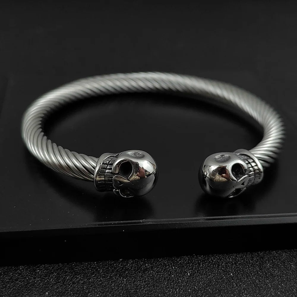 Brazalete Abierto de Acero con Doble Calavera