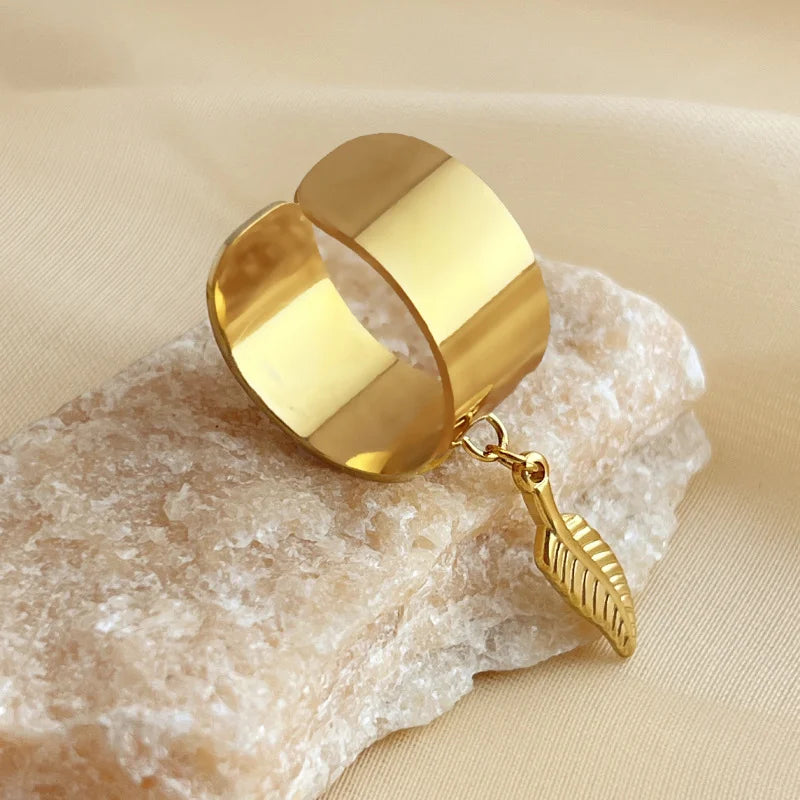 Anillo Abierto de Acero con Colgante
