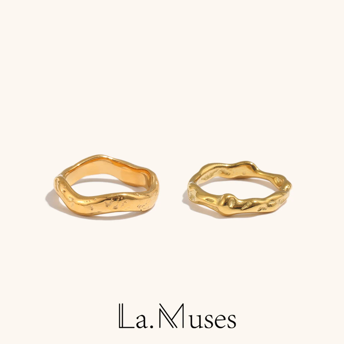 Anillo Ondulado Dorado de Acero