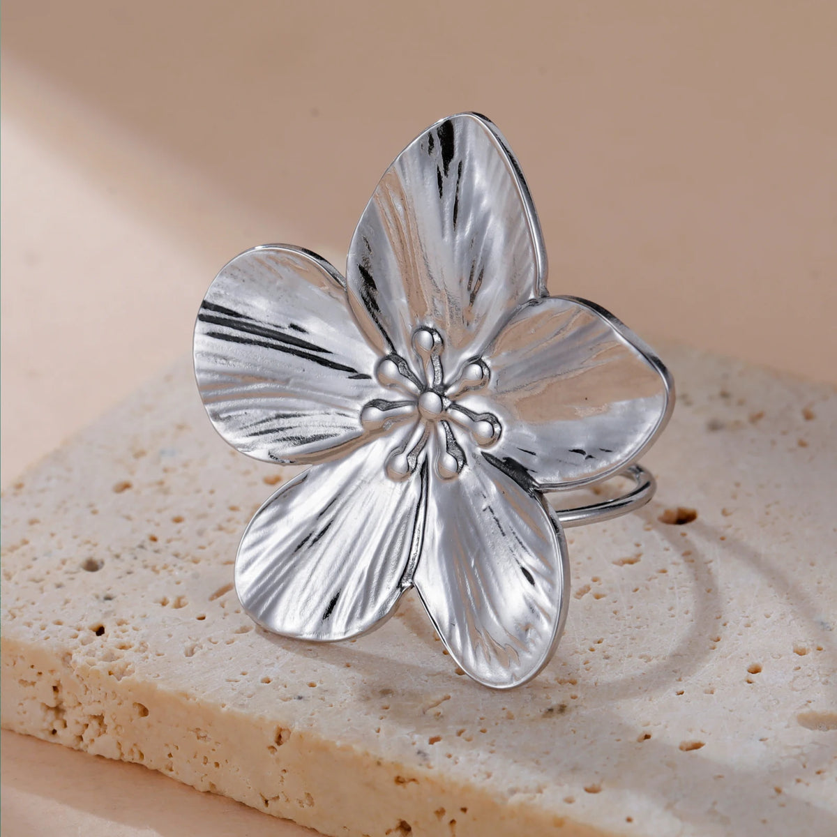Anillo Abierto de Acero con Flor Grande