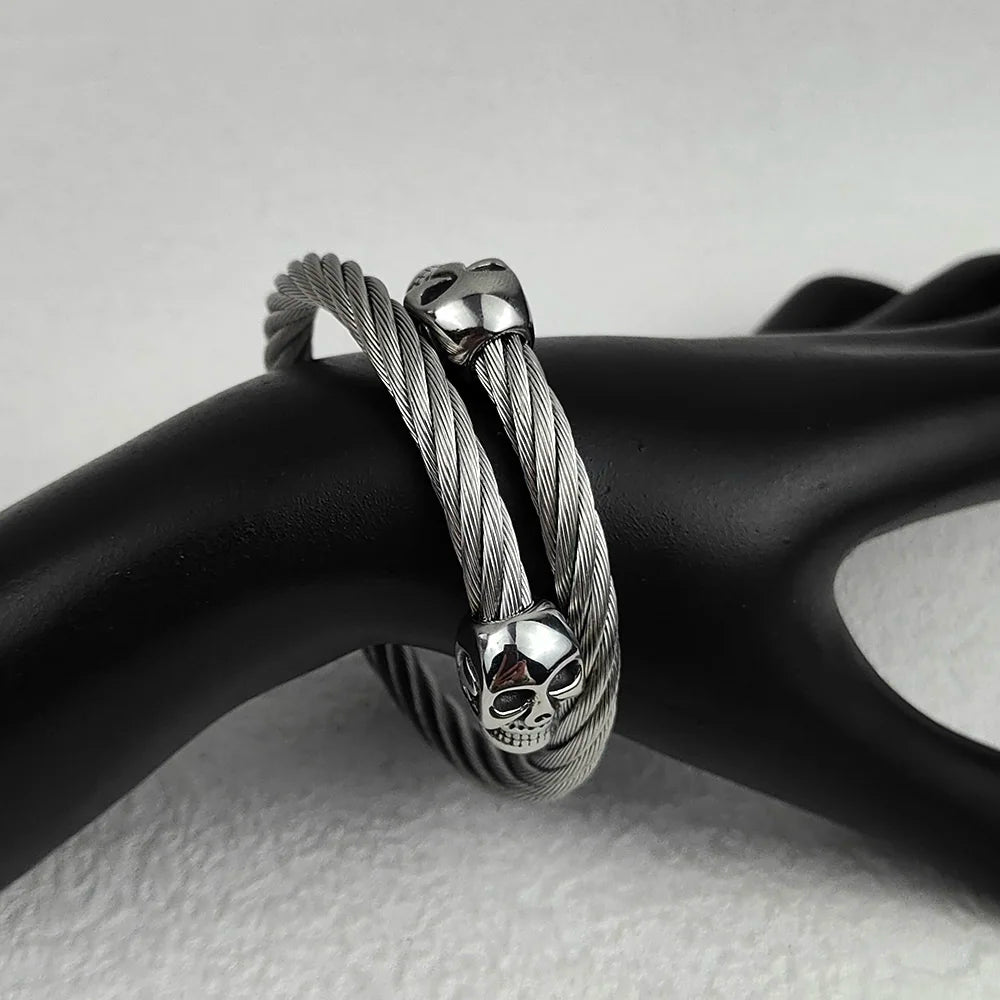 Brazalete Abierto de Acero con Doble Calavera