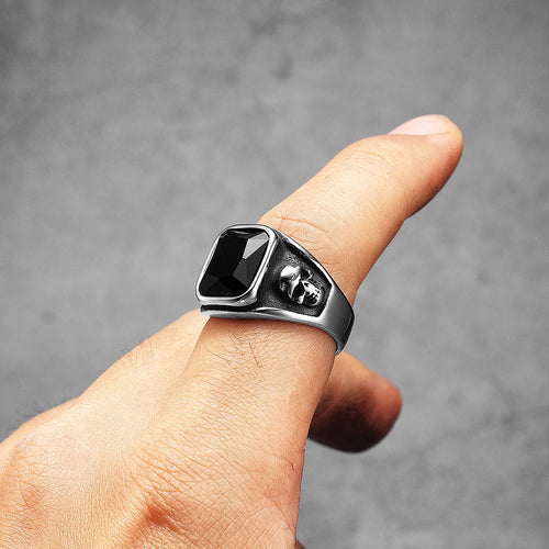 Anillo Gótico de Acero con Calavera y Gema