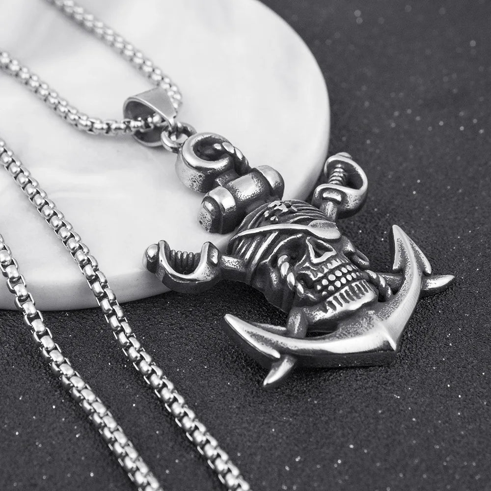 Collar de Acero con Calavera y Espadas