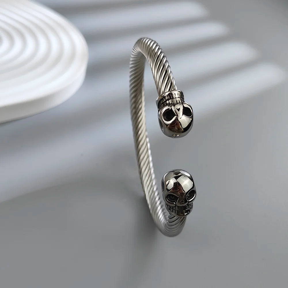 Brazalete Abierto de Acero con Doble Calavera