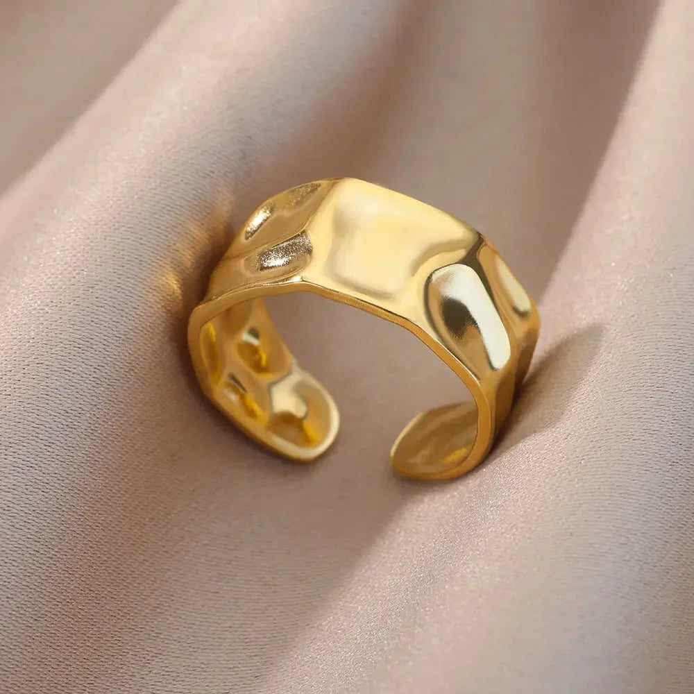 Anillo Dorado Vintage con Corazón