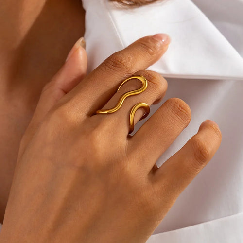 Anillo Dorado de Acero con Dijes