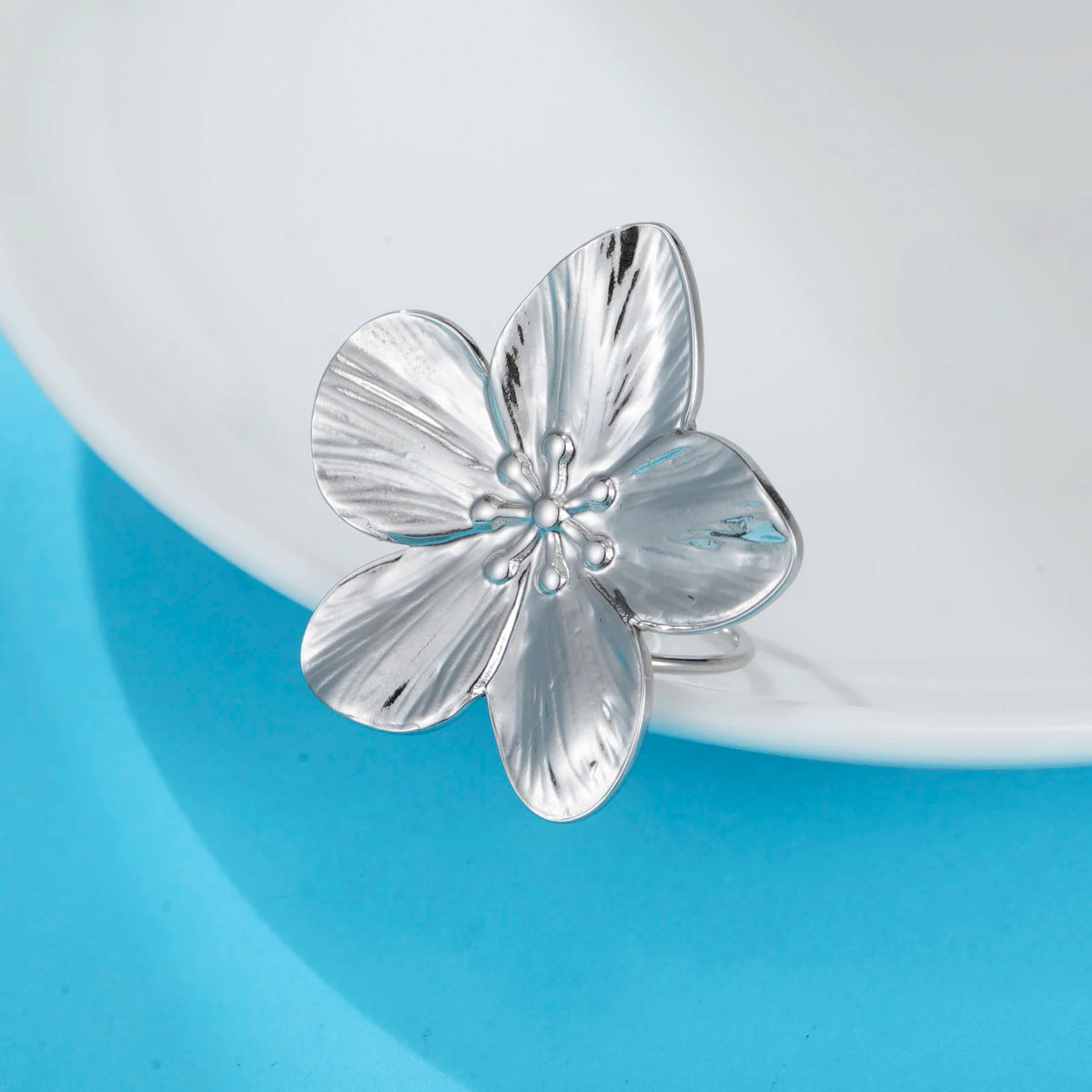 Anillo Abierto de Acero con Flor Grande
